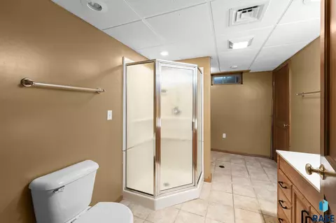 Bath - 1732 S Van Eps Ave, Sioux Falls, SD 57105 photo 4 of 5