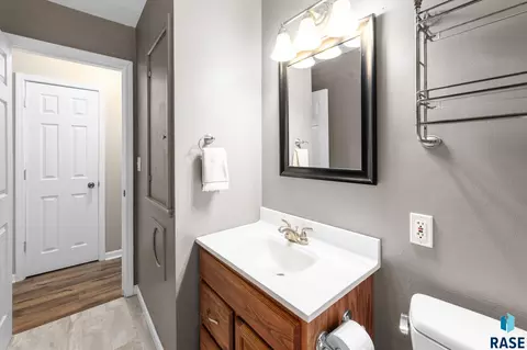Bath - 1732 S Van Eps Ave, Sioux Falls, SD 57105 photo 2 of 5