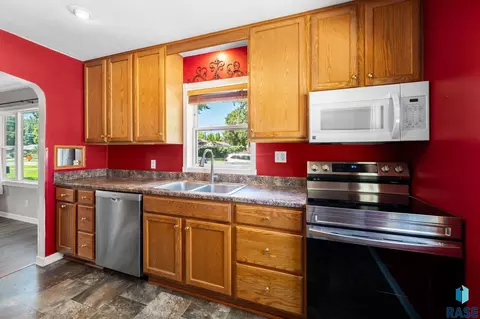 Kitchen - 1732 S Van Eps Ave, Sioux Falls, SD 57105 photo 2 of 4
