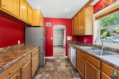 Kitchen - 1732 S Van Eps Ave, Sioux Falls, SD 57105 photo 3 of 4