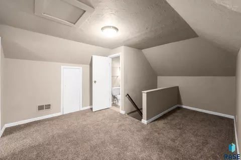 N Cliff Ave, Sioux Falls, SD 57103 photo 17