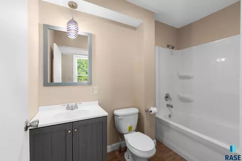 N Cliff Ave, Sioux Falls, SD 57103 photo 16