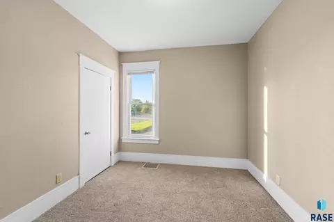 N Cliff Ave, Sioux Falls, SD 57103 photo 10