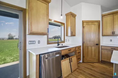 Kitchen - 1108 N Slate Ave, Brandon, SD 57005 photo 3 of 4