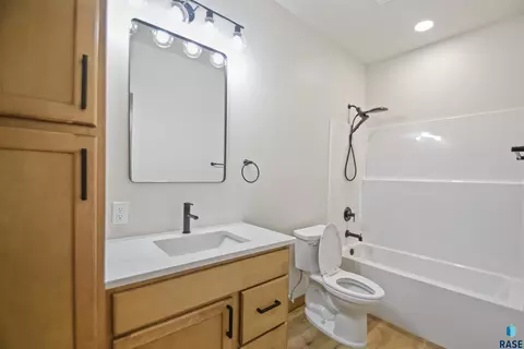 Bath - 1108 N Slate Ave, Brandon, SD 57005 photo 3 of 3