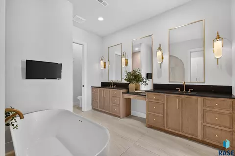 Bath - 48259 263rd St, Brandon, SD 57005 photo 1 of 15