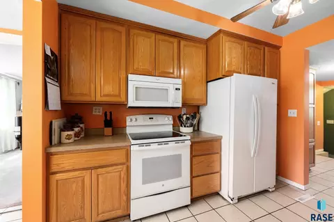 Kitchen - 27935 480th Ave, Canton, SD 57013 photo 4 of 7