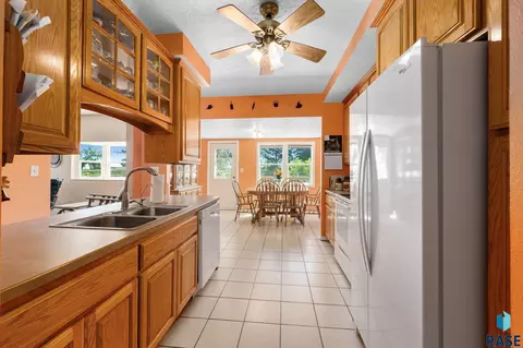 Kitchen - 27935 480th Ave, Canton, SD 57013 photo 6 of 7