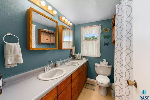 Bath - 27935 480th Ave, Canton, SD 57013 photo 1 of 2