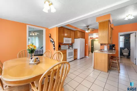Dining - 27935 480th Ave, Canton, SD 57013 photo 3 of 3