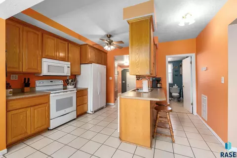 Kitchen - 27935 480th Ave, Canton, SD 57013 photo 2 of 7