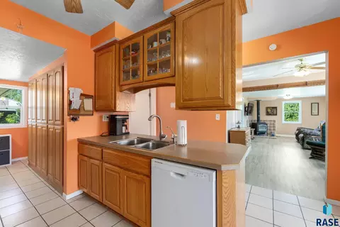 Kitchen - 27935 480th Ave, Canton, SD 57013 photo 5 of 7