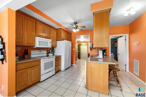 Kitchen - 27935 480th Ave, Canton, SD 57013 photo 3 of 7