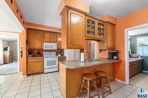 Kitchen - 27935 480th Ave, Canton, SD 57013 photo 1 of 7