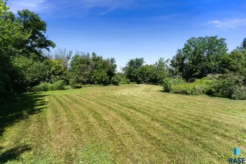 Exterior - 27935 480th Ave, Canton, SD 57013 photo 8 of 11