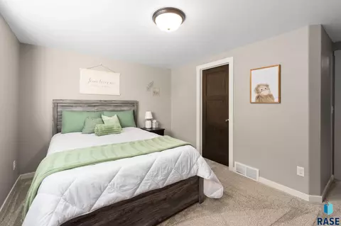 Bedroom - 309 S Dockside Cir, Sioux Falls, SD 57107 photo 5 of 7