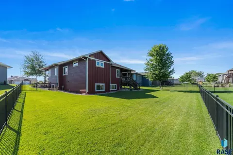 Exterior - 309 S Dockside Cir, Sioux Falls, SD 57107 photo 8 of 14
