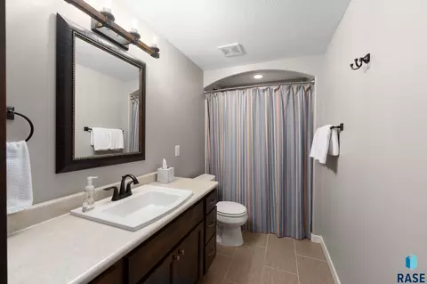 Bath - 309 S Dockside Cir, Sioux Falls, SD 57107 photo 4 of 5