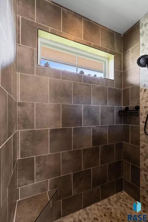 Bath - 309 S Dockside Cir, Sioux Falls, SD 57107 photo 3 of 5