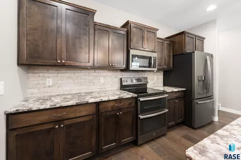 Kitchen - 309 S Dockside Cir, Sioux Falls, SD 57107 photo 3 of 4