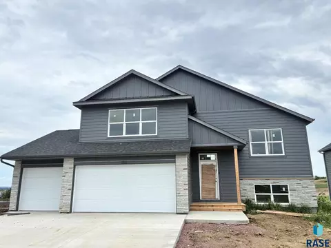 2720 S Copper Creek Ave, Sioux Falls, SD 57110