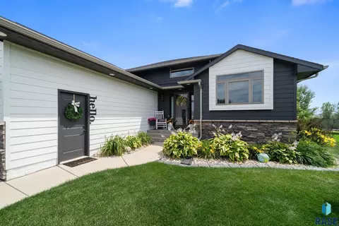 6717 Dugout Ln, Sioux Falls, SD 57110 photo 2