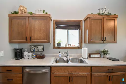 Kitchen - N Archer Dr, Sioux Falls, SD 57103 photo 5 of 6