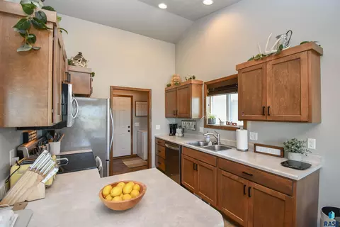 Kitchen - N Archer Dr, Sioux Falls, SD 57103 photo 1 of 6