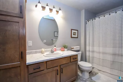 Bath - N Archer Dr, Sioux Falls, SD 57103 photo 2 of 3