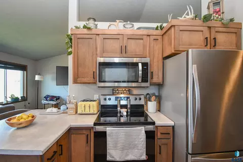 Kitchen - N Archer Dr, Sioux Falls, SD 57103 photo 4 of 6