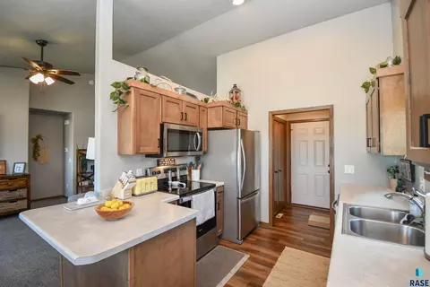 Kitchen - N Archer Dr, Sioux Falls, SD 57103 photo 3 of 6
