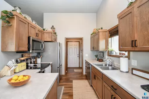 Kitchen - N Archer Dr, Sioux Falls, SD 57103 photo 2 of 6