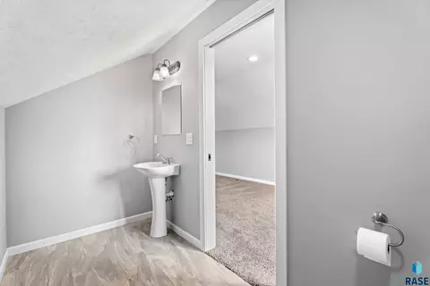 Bath - 505 Meadow St, Baltic, SD 57003 photo 2 of 4