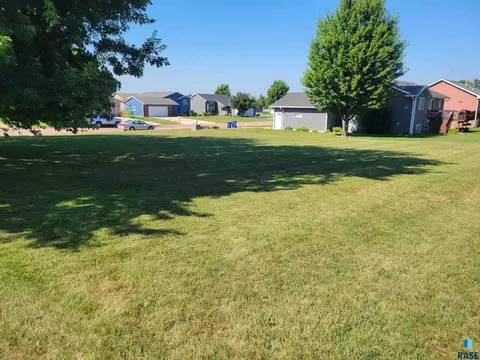 508 Northfield St, Garretson, SD 57030 photo 3