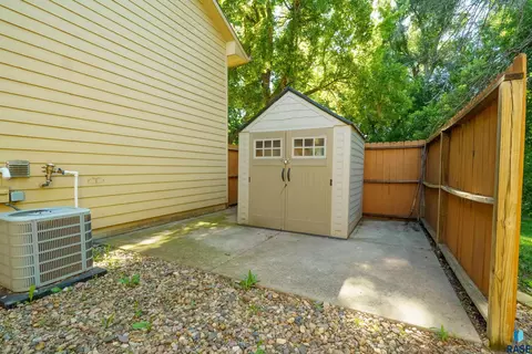 Exterior - 1920 E Tracy Ln, Sioux Falls, SD 57103 photo 9 of 11
