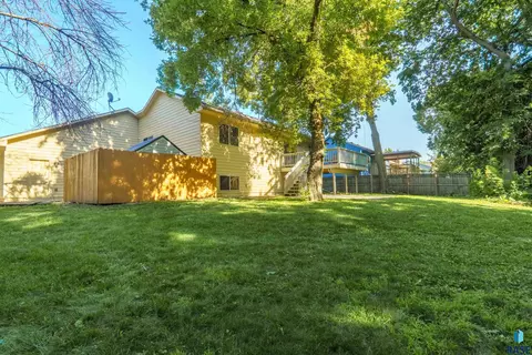 Exterior - 1920 E Tracy Ln, Sioux Falls, SD 57103 photo 4 of 11