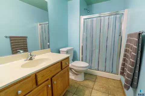 Bath - 1920 E Tracy Ln, Sioux Falls, SD 57103 photo 2 of 2