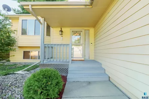 Exterior - 1920 E Tracy Ln, Sioux Falls, SD 57103 photo 2 of 11