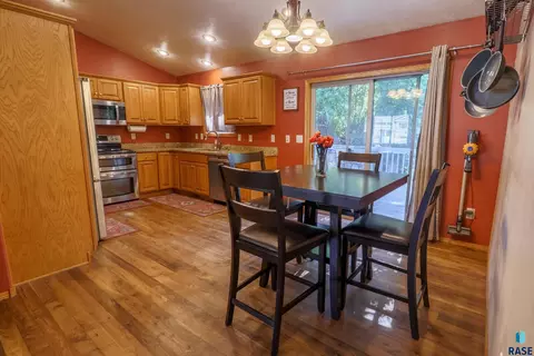 Dining - 1920 E Tracy Ln, Sioux Falls, SD 57103 photo 1 of 1