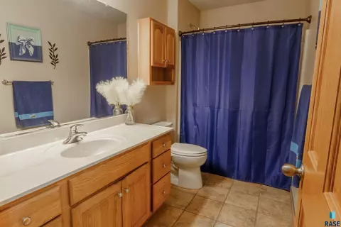 Bath - 1920 E Tracy Ln, Sioux Falls, SD 57103 photo 1 of 2