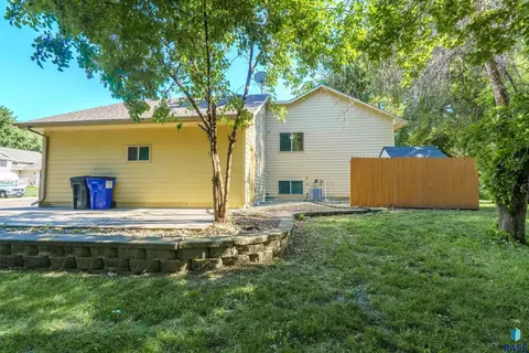 Exterior - 1920 E Tracy Ln, Sioux Falls, SD 57103 photo 3 of 11