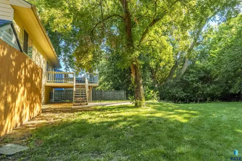 Exterior - 1920 E Tracy Ln, Sioux Falls, SD 57103 photo 5 of 11