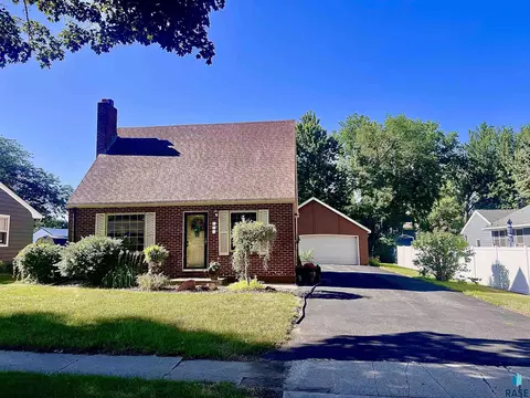 427 Brown W St, Luverne, MN 56156