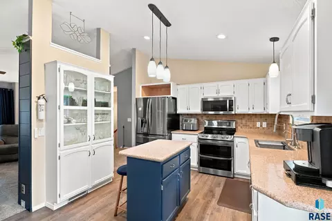 Kitchen - 6600 W 56th St, Sioux Falls, SD 57106 photo 2 of 4