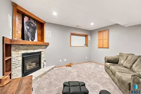Living - 6600 W 56th St, Sioux Falls, SD 57106 photo 4 of 5