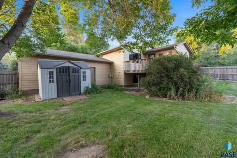 Exterior - 1108 E Dove Trl, Sioux Falls, SD 57108 photo 4 of 5