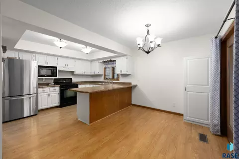 Kitchen - 1108 E Dove Trl, Sioux Falls, SD 57108 photo 2 of 4