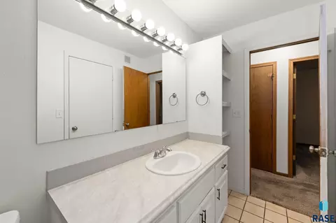 Bath - 1108 E Dove Trl, Sioux Falls, SD 57108 photo 2 of 3