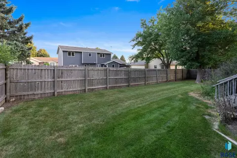 Exterior - 1108 E Dove Trl, Sioux Falls, SD 57108 photo 3 of 5