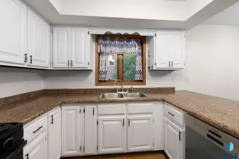 Kitchen - 1108 E Dove Trl, Sioux Falls, SD 57108 photo 4 of 4